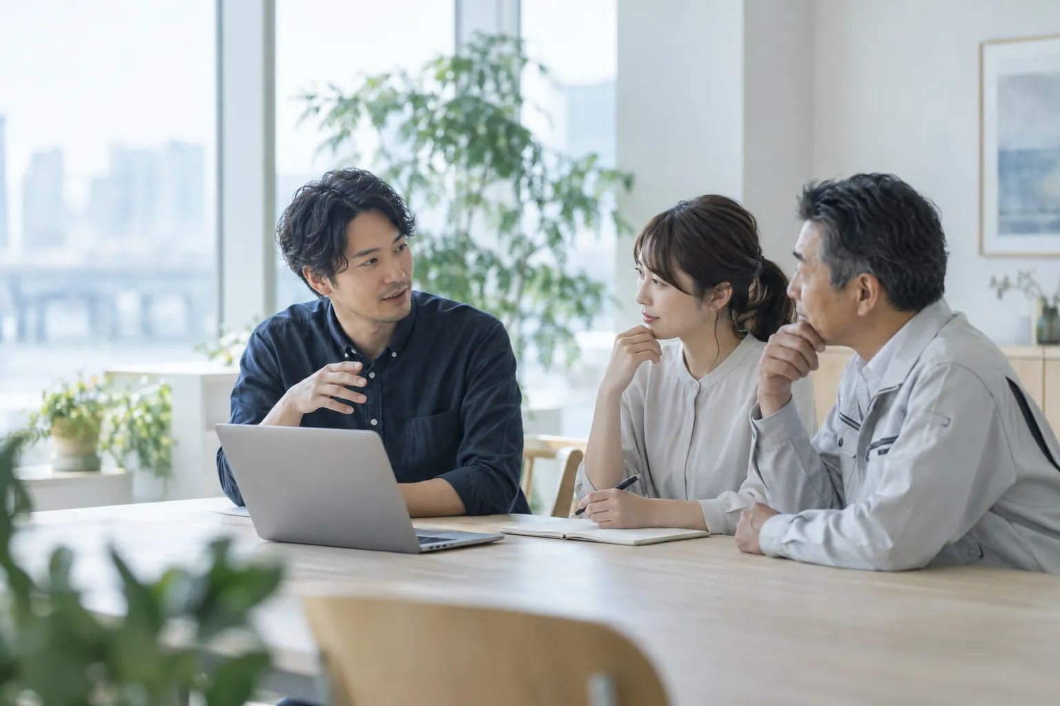 業務改善の相談をする様子のイメージ